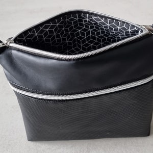 Elegante Umhängetasche / Crossbodybag aus Kunstleder in schwarz Bild 3