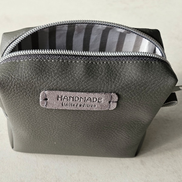 Etui / Quarterbag aus Kunstleder in dunkelgrau, einem Innenfutter aus Baumwolle grau/weiß gestreift und einem grauen Reißverschluss