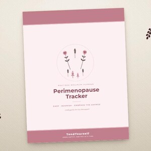 Könnte beinhalten: Ein rechteckiger Planer mit hellrosa Einband, dunkelrosa Rändern oben und unten sowie einer zentralen kreisförmigen Grafik mit kleinen Blumenillustrationen. Der Text lautet Perimenopause Tracker, EASE, NOURISH, EMBRACE THE CHANGE und TendYourself.