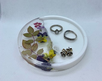 Half flower & half colour jewelry dish | resin coaster | handmade gift | ring dish | gift for her | gift for him | gift for them