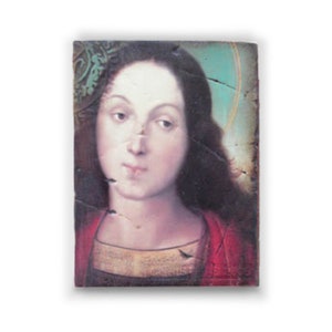 Könnte beinhalten: Ein Vintage-Gemälde einer Frau mit langen braunen Haaren, die eine rote Robe mit goldenen Verzierungen trägt. Das Gemälde hat einen abgenutzten, alten Look.