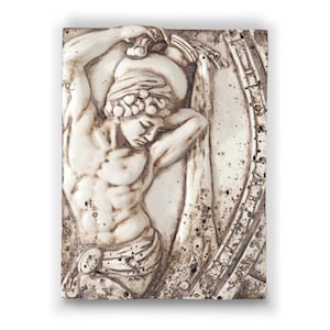 Könnte beinhalten: Eine weiße Keramik-Wandplatte mit einer Skulptur eines Mannes, der Wasser aus einem Krug gießt. Die Figur liegt in einer liegenden Pose, das Wasser fließt aus dem Krug in eine kreisförmige Form. Die Platte hat ein verwittertes, antikes Aussehen.