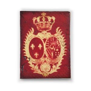 Könnte beinhalten: Eine rote Fliese mit einem goldenen Wappen, das eine Krone, zwei Schilde und einen dekorativen Schwung zeigt.