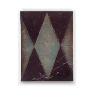 Könnte beinhalten: Eine Keramikfliese mit einem geometrischen Muster aus abwechselnd dunkelbraunen und hellblauen Rauten. Die Fliese hat einen abgenutzten, antiken Look.