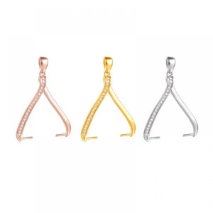 Puede incluir: Tres engastes de colgantes en forma de horquilla en oro rosa, oro y plata. Cada colgante presenta un diseño curvo con una fila de pequeñas piedras preciosas transparentes a lo largo de un lado. Los colgantes tienen un lazo en la parte superior para una cadena y un poste en la parte inferior.