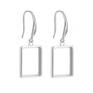 Puede incluir: Pendientes de aro cuadrados de plata con un diseño simple y moderno. Los pendientes tienen un cierre de gancho.