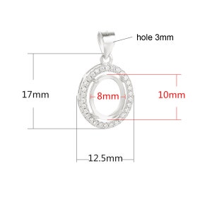 K&ouml;nnte beinhalten: Silberner Anh&auml;nger mit einer runden Zargenfassung, die einen Durchmesser von 12,5 mm und eine H&ouml;he von 17 mm hat. Die Zarge hat ein 3 mm Loch und ist von einer Reihe transparenter Zirkonia-Steine umgeben. Der Anh&auml;nger hat einen Innendurchmesser von 8 mm.