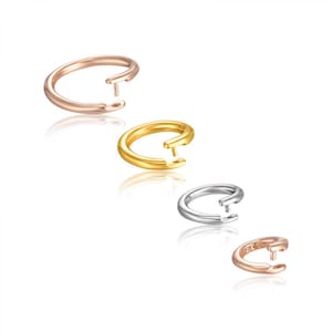 Op de afbeelding: Drie open ringbezelen in verschillende metaalafwerkingen: rosé goud, geel goud en zilver. De bezelen zijn ontworpen om een ​​edelsteen of andere versiering te bevatten.
