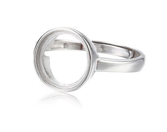 Könnte beinhalten: Ein silberner Ring mit einer runden Zargenfassung. Der Ring ist so konzipiert, dass er eine Münze oder ein anderes rundes Objekt aufnehmen kann.