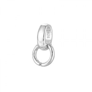 Può includere: Ciondolo in metallo argentato con un anello rotondo e una parte superiore rotonda e piatta. Il ciondolo è contrassegnato con "925" sul lato.