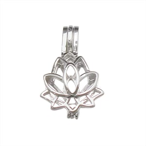 Può includere: Un ciondolo color argento a forma di fiore di loto. Il ciondolo ha un design traforato, con i petali e il centro del fiore visibili. L'attacco è composto da tre anelli collegati.