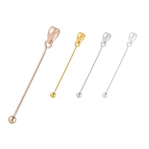 Peut inclure: Trois bélières de pendentif avec une boule à l'extrémité. Les bélières sont en or, or rose et argent.