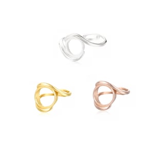 Puede incluir: Tres anillos con un diseño único en forma de infinito abierto. Los anillos están disponibles en plata, oro y oro rosa.