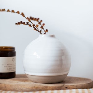 Petit vase rond en céramique avec bourgeons, table de mariage, décoration d'intérieur minimaliste, fleurs fraîches séchées modernes, poterie simple pour cadeau de pendaison de crémaillère