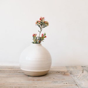 small round white vase boho style bedroom decor beige clay stoneware vase bud vase ceramic side table vase mothers day gift round bud vase country style
