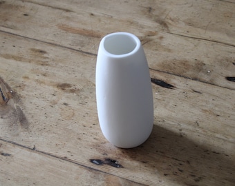 Regalo di San Valentino, piccolo vaso bianco a forma di bocciolo, mini vaso in ceramica opaca, vaso in gres, decorazione country, collo liscio e irregolare, fiori secchi