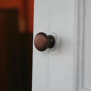 Pomello per mobiletto in rame antico, piccolo, rotondo, semplice, stile shaker, con cucitura