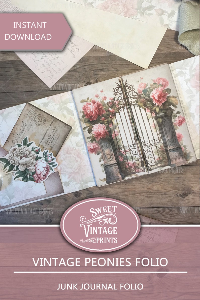 Op de afbeelding: Een vintage junk journal folio met een bloemenontwerp met een poort met pioenen en een vintage ansichtkaart. De folio heeft de titel "Vintage Peonies Folio" en is een junk journal folio.