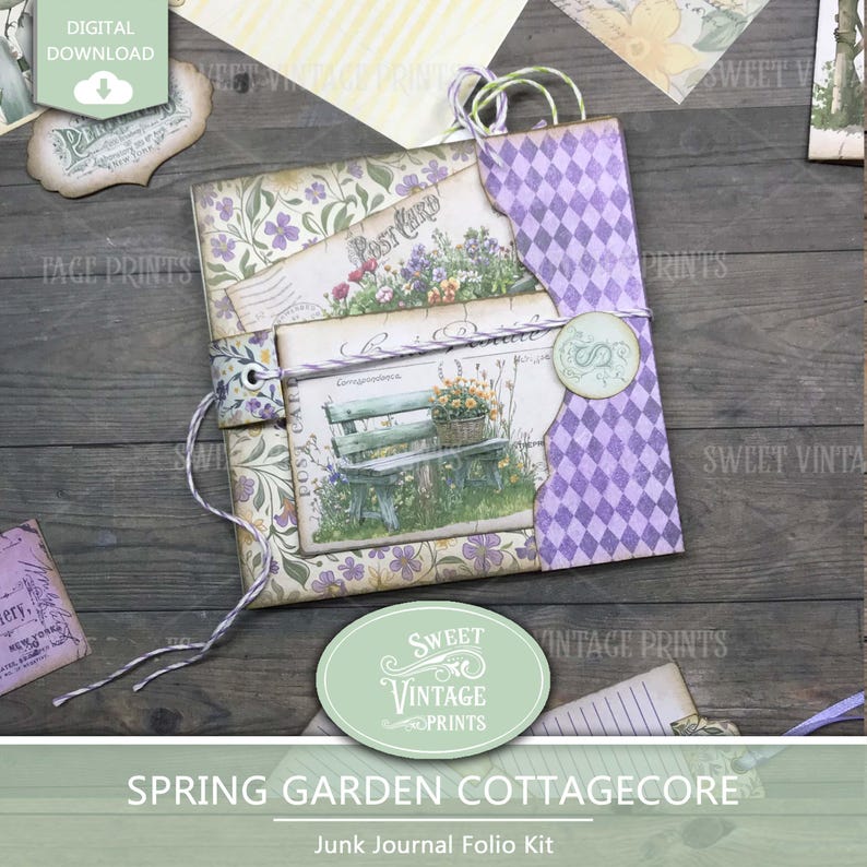 Op de afbeelding: Een junk journal folio kit met een lente tuin cottagecore thema. De kit bevat een journal met bloemen- en paarse ruitpatronen, ansichtkaarten en decoratieve elementen. Het journal is vastgebonden met touw en heeft een handvat. De tekst "Sweet Vintage Prints" is zichtbaar.