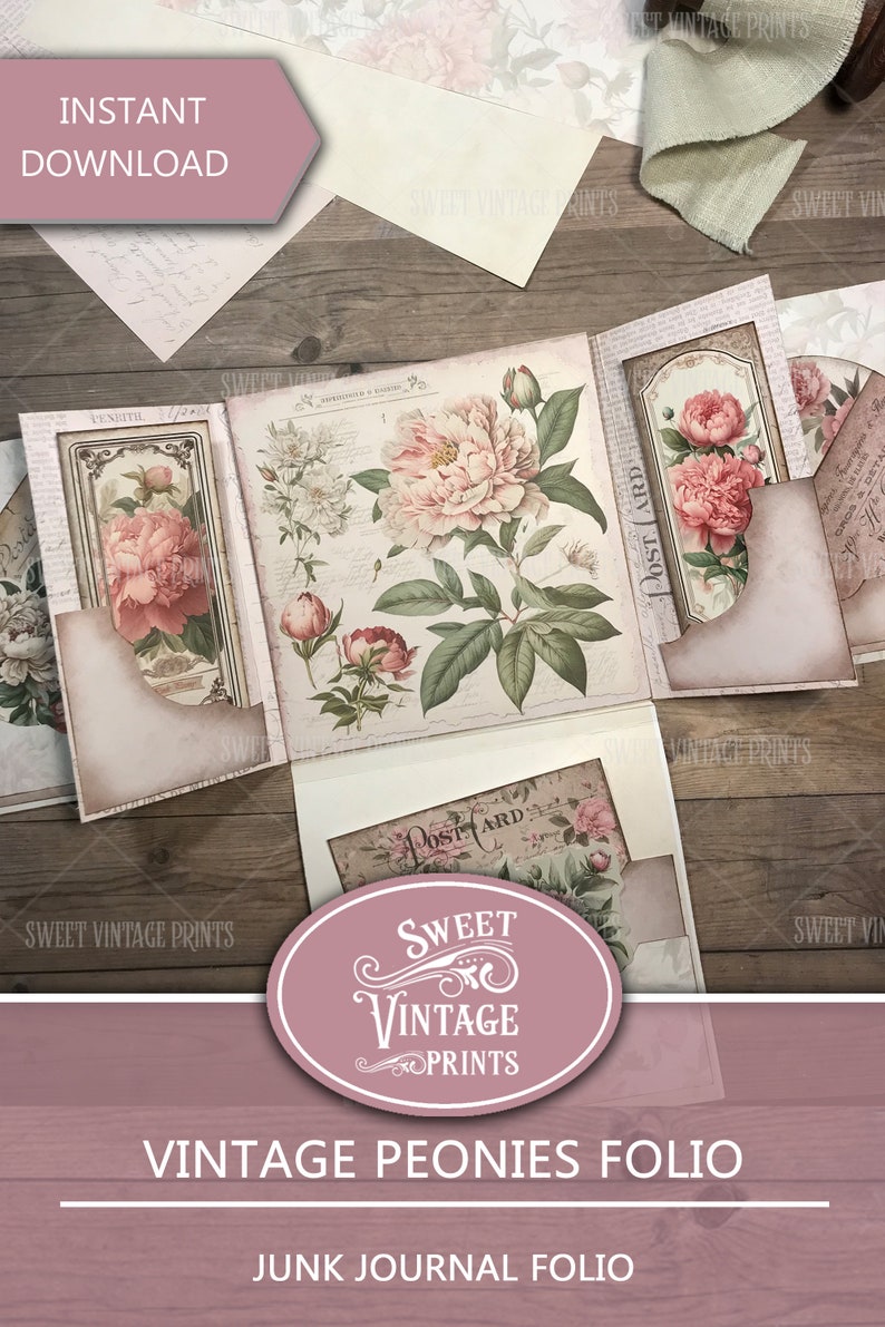 Op de afbeelding: Een vintage-stijl junk journal folio met een roze en groen bloemenontwerp. De folio is gemaakt van papier en heeft verschillende zakken en kleppen. De tekst "Sweet Vintage Prints" is gedrukt op de voorkant van de folio. De tekst "Vintage Peonies Folio" en "Junk Journal Folio" is gedrukt op de onderkant van de folio.