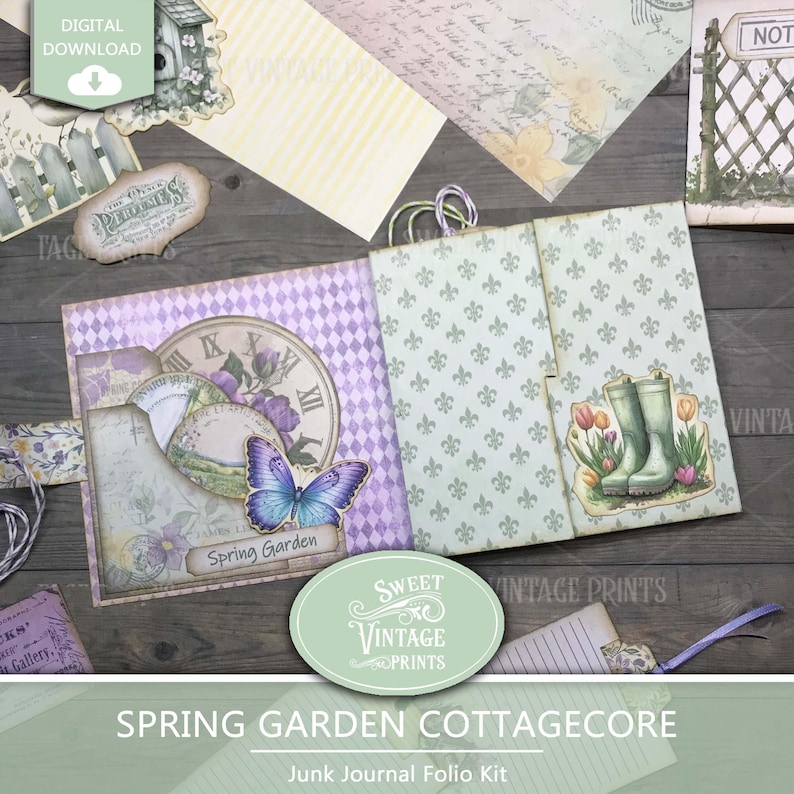 Op de afbeelding: Een junk journal folio kit met een lentetuin thema. Het open journal heeft een paars en wit ruitpatroon, een klokillustratie en een blauwe vlinder. De kit bevat decoratief papier, labels en een omslag met de tekst "Spring Garden Cottagecore."