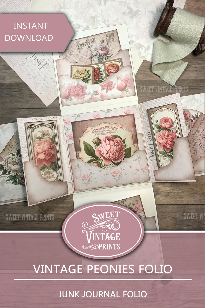 Op de afbeelding: Een vintage-stijl junk journal folio met een roze en wit bloemenontwerp. De folio is gemaakt van papier en heeft verschillende zakken en kleppen. De voorzijde heeft de tekst "Vintage Peonies Folio" en "Junk Journal Folio".