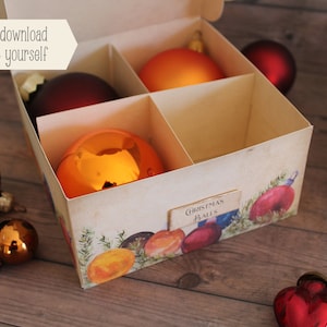 Op de afbeelding: Een printbare doos met vier vakken om kerstballen in op te bergen. De doos is versierd met een vintage kerstafbeelding en de woorden "Kerstballen".
