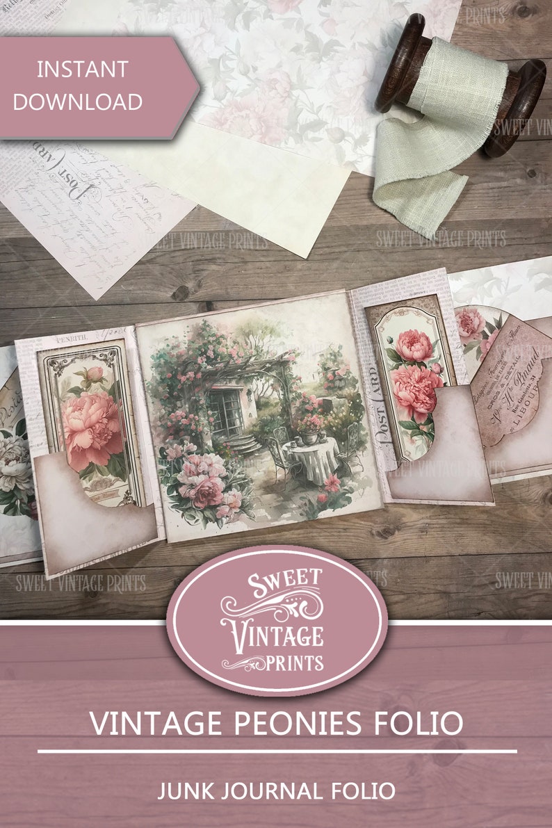 Op de afbeelding: Een vintage-stijl junk journal folio met een bloemmotief. De omslag heeft een aquarel-illustratie van een tuin met een wit hek en een tafel met stoelen. De folio is versierd met roze pioenen, groene bladeren en een bruin houten frame. De tekst "Vintage Peonies Folio" en "Junk Journal Folio" staat op de omslag gedrukt.