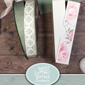 Pode incluir: Imagem de download digital de caixas imprim&iacute;veis com um design vintage de pe&oacute;nias. As caixas s&atilde;o brancas com detalhes florais cor-de-rosa. Um rolo de papel decorativo com um padr&atilde;o verde e branco tamb&eacute;m &eacute; vis&iacute;vel. Inclui o texto "Vintage Peonies Printable Boxes."