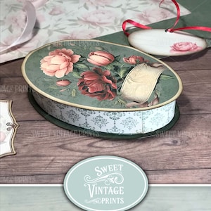 Pode incluir: Uma caixa oval com um design floral de pe&oacute;nias rosa e bord&ocirc;. A caixa tem uma tampa verde e uma base estampada em branco e azul. A imagem tamb&eacute;m inclui uma etiqueta com uma flor rosa e o texto "Sweet Vintage Prints."