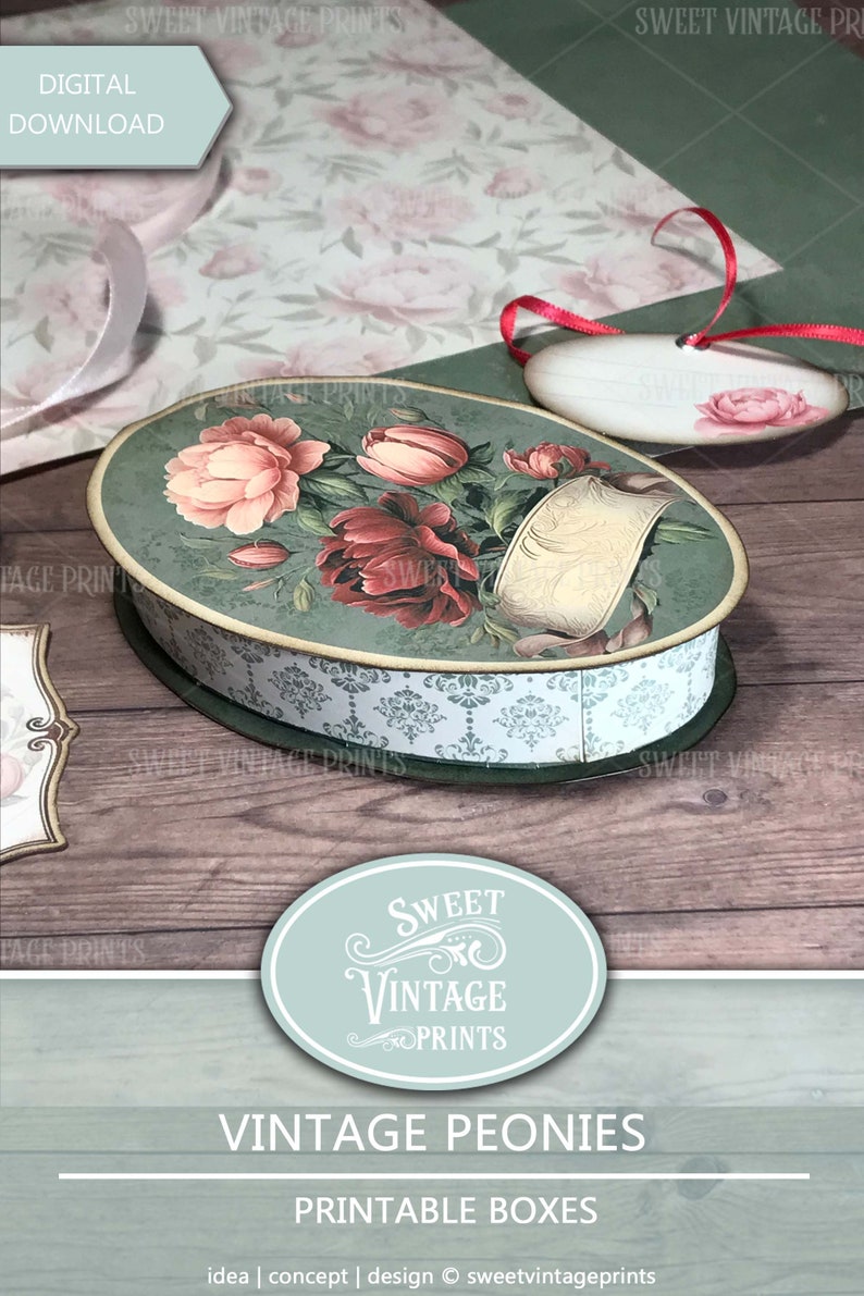 Pode incluir: Uma caixa oval com um design floral de pe&oacute;nias rosa e bord&ocirc;. A caixa tem uma tampa verde e uma base estampada em branco e azul. A imagem tamb&eacute;m inclui uma etiqueta com uma flor rosa e o texto "Sweet Vintage Prints."