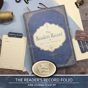 Puede incluir: Un kit de folio para diario creativo azul titulado The Reader's Record con esquinas de filigrana dorada. Incluye una tarjeta color crema con líneas para título y autor, etiquetas rectangulares marcadas Lent y Borrowed, y un logo ovalado dorado.
