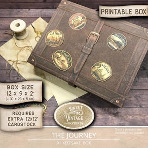 Peut inclure: Une boîte en forme de valise vintage marron avec une sangle à boucle, décorée d'autocollants de voyage de Paris, Le Caire, Florence, Vienne et l'Orient Express. La boîte mesure 30 x 23 x 5 cm. Inclut les textes : PRINTABLE BOX et THE JOURNEY.