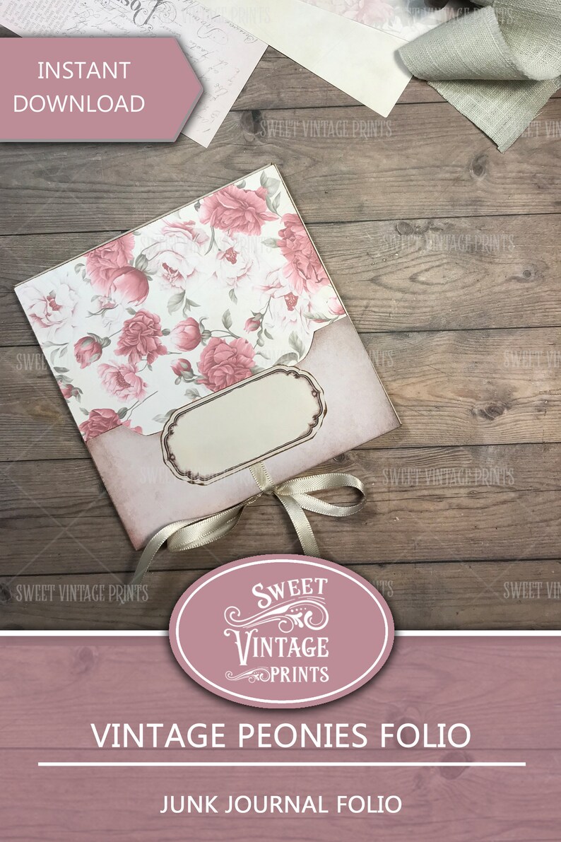 Op de afbeelding: Een roze en wit bloemenpatroon junk journal folio met een beige lint en een label. De folio ligt op een houten oppervlak. De tekst "Sweet Vintage Prints" en "Vintage Peonies Folio" is zichtbaar op de afbeelding.