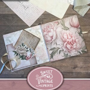 Op de afbeelding: Een roze en witte junk journal folio met een bloemenontwerp en de tekst "Vintage Peonies Folio" en "Junk Journal Folio".