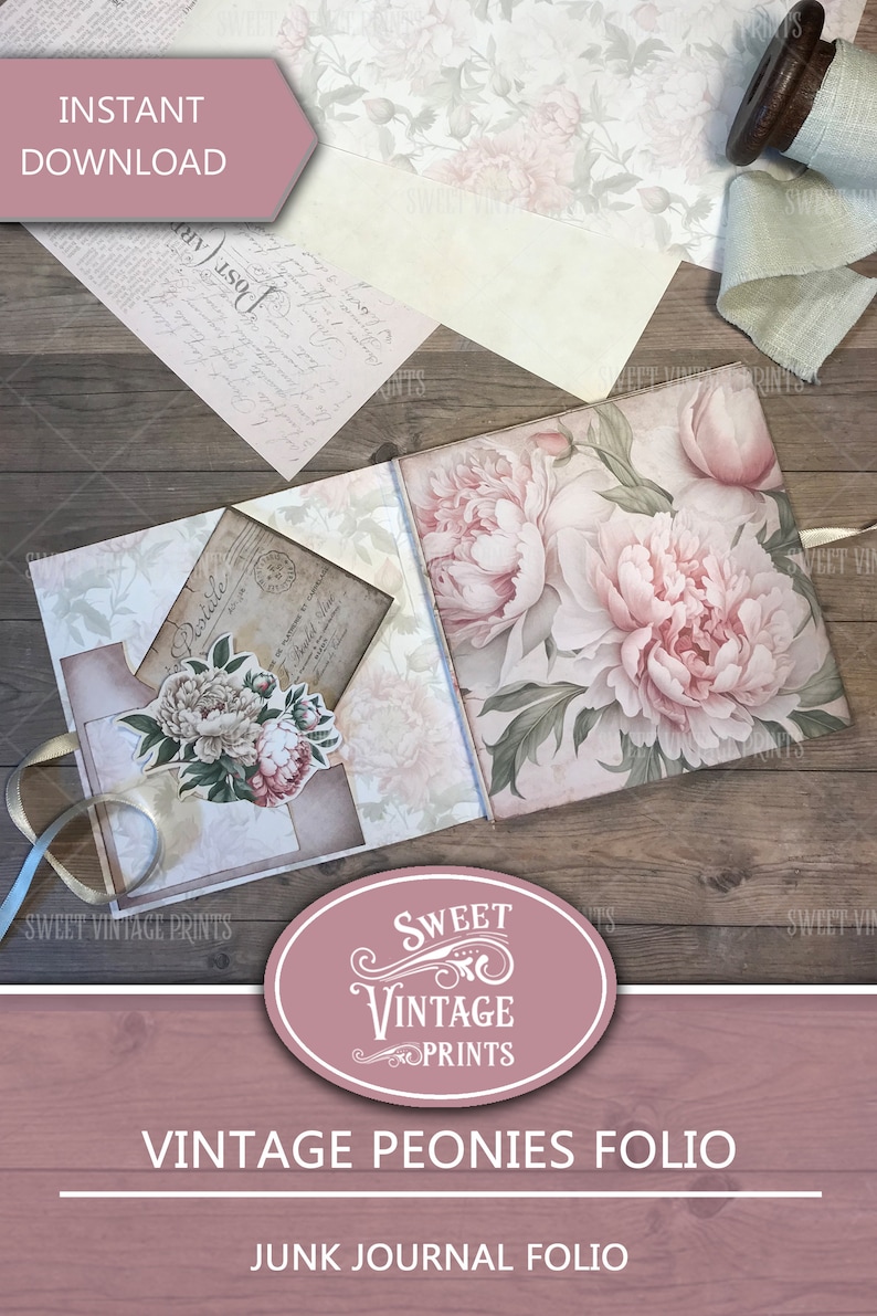 Op de afbeelding: Een roze en witte junk journal folio met een bloemenontwerp en de tekst "Vintage Peonies Folio" en "Junk Journal Folio".