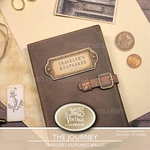 Könnte beinhalten: Ein braunes rechteckiges Portemonnaie mit einem Metallschild mit der Aufschrift TRAVELER'S KEEPSAKES, einem Schnallenverschluss und einem ovalen Logo-Abzeichen mit der Aufschrift SWEET VINTAGE PRINTS. Es liegt neben einem Anker-Anhänger und Münzen.