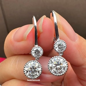 Twee stenen milgrain-stijl hangoorbellen, 7,5 TCW rond geslepen kleurloze moissaniet bruidsmeisjeoorbellen, 14 kt witgouden oorbellen met hendel