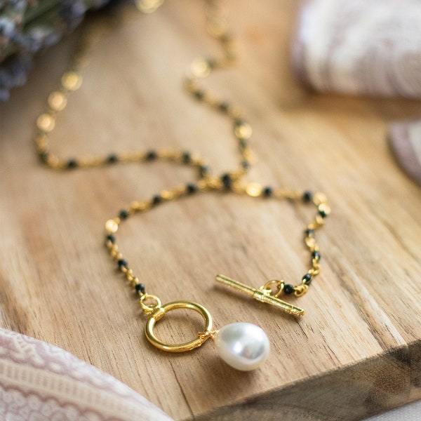 Collar de cadena de rosario bañado en oro: cuentas negras, cierre de perla