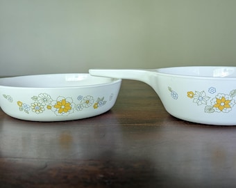 Sartén y olla Corningware vintage de los años 70 con el patrón "Ramo Floral".
