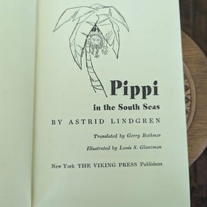 Pu&ograve; includere: Pagina di libro aperta con il titolo "Pippi in the South Seas" di Astrid Lindgren. L'immagine mostra un'illustrazione di una palma e il testo "Translated by Gerry Bothmer" e "Illustrated by Louis S. Glanzman".