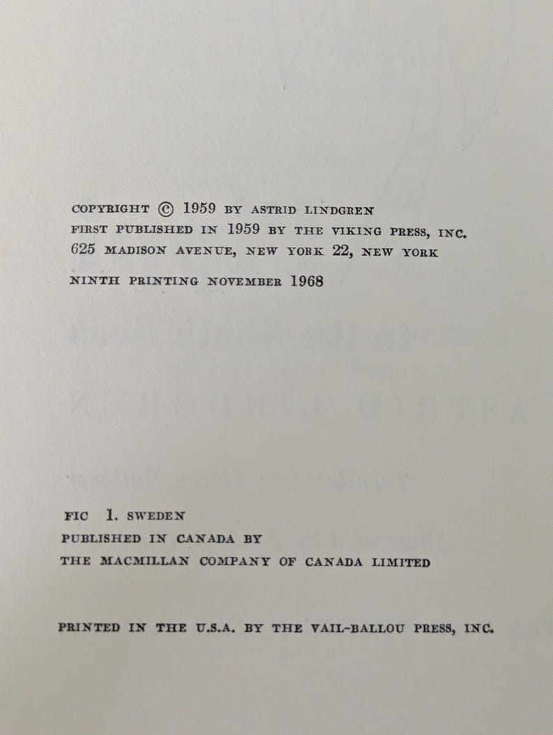 Pu&ograve; includere: Una pagina di libro con testo tra cui "COPYRIGHT &copy; 1959 BY ASTRID LINDGREN" e "FIRST PUBLISHED IN 1959 BY THE VIKING PRESS, INC." Ulteriori testi includono "NINTH PRINTING NOVEMBER 1968" e "PRINTED IN THE U.S.A."