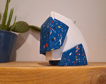 Soporte para filtros de café Blue Terrazzo V60. Chips multicolores.
