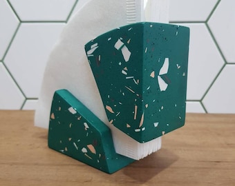 Soporte para filtros de café GreenTerrazzo V60. Chips rosas y blancos.