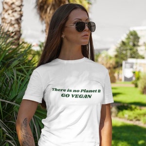 以下が含まれることがあります： 緑色の文字で「There is no Planet B GO VEGAN」と書かれた白いTシャツです。