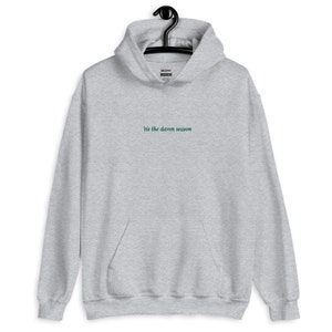 Tis la maledetta stagione felpa con cappuccio; Grigio e verde ricamati è la maledetta stagione Evermore felpa con cappuccio per lei, Tswift Christmas hoodie per lui