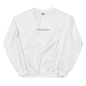 Tis the Damn Season Geborduurd Sweatshirt, Wit en Groen Geborduurde Evermore Sweater, Tswift Christmas Sweater voor Hem, Tis het Seizoen