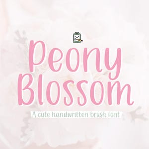 Peut inclure: Police d'écriture manuscrite rose qui dit "Peony Blossom" avec une illustration mignonne d'une tablette et d'un crayon au-dessus du texte. Le texte dit "Une police d'écriture de pinceau manuscrite mignonne" en dessous du texte principal.