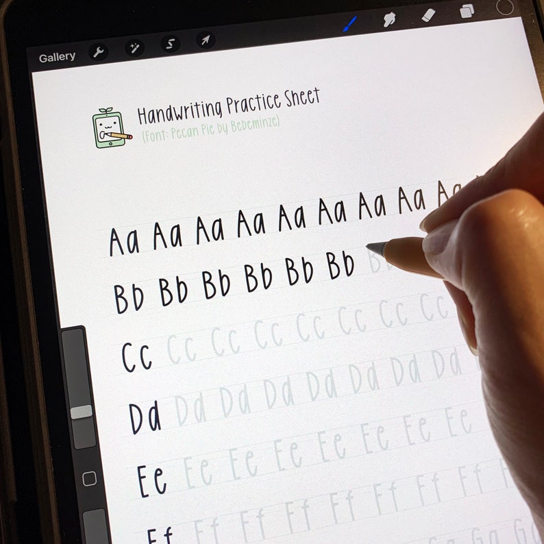 Może przedstawiać: Cyfrowy arkusz ćwiczeń do pisania odręcznego z tekstem "Handwriting Practice Sheet (Font: Pecan Pic by Beocminze)" u g&oacute;ry. Arkusz zawiera litery A, B, C, D, E i F w odręcznym kroju pisma, przy czym każda litera jest powtarzana wiele razy na liniowanym arkuszu.