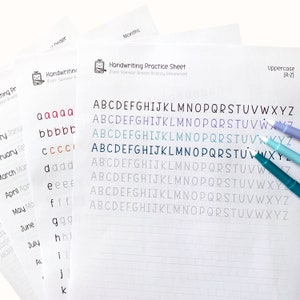 Pu&ograve; includere: Un foglio di pratica di scrittura con l'alfabeto in lettere maiuscole stampate in nero. Il foglio ha carta rigata con uno sfondo grigio e le parole "Handwriting Practice Sheet" e "Font Summer Breeze Bold by Sebeminzel" stampate in alto.